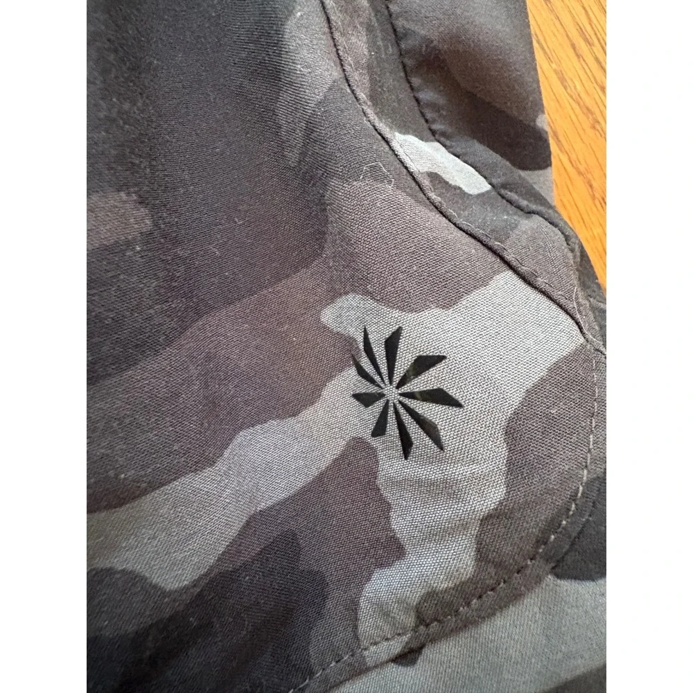 Athleta Girl Camo Athletic Shorts Grey Black Camouflage XL 14 Zipper Pockets